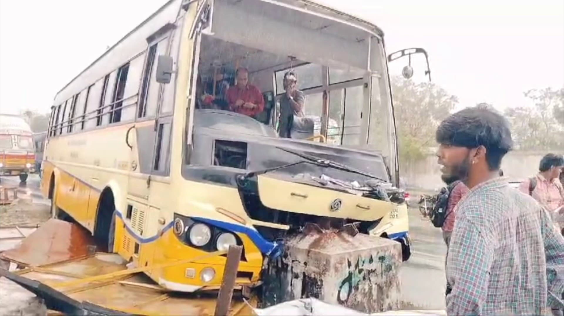 கடலூரில் இருந்து கிளாம்பாக்கம் சென்று கொண்டிருந்த அரசு பேருந்து  விபத்தில் சிக்கியது..