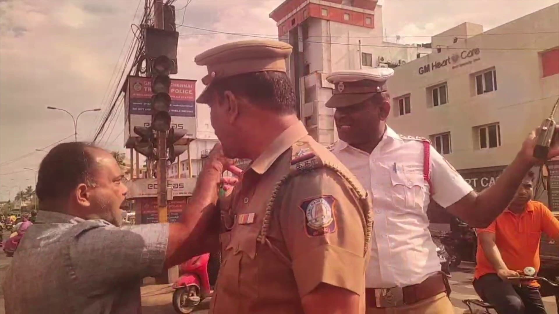 "நான் பிச்சைக்காரன் இல்லை.. என் வரிப்பணத்தில்தான் சம்பளம் வாங்குகிறாய்" போக்குவரத்துக் காவலரிடம் வாக்குவாதம் செய்த வாகன ஓட்டி