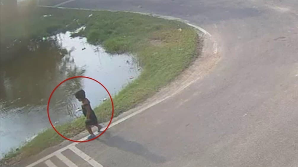 தேங்கியிருந்த மழைநீரில் தவறுதலாக விழுந்த குழந்தை.. துரிதமாக செயல்பட்டு குழந்தையை பத்திரமாக காப்பாற்றிய நபர்