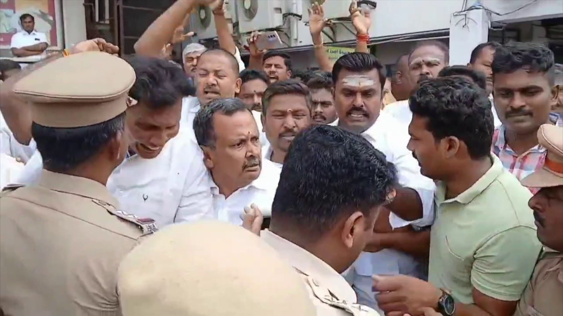 முதலமைச்சர் மு.க.ஸ்டாலினுக்கு எதிராக பொள்ளாச்சியில் பாஜகவினர் போராட்டம்