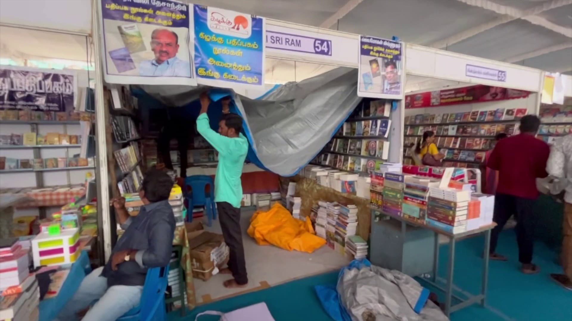 புத்தக கண்காட்சியில் மழையால் புத்தகங்கள் சேதம்.. அதிகாரிகள் கண்காட்சிக்கு உரிய ஏற்பாடு செய்யவில்லை என விற்பனையாளர்கள் குற்றச்சாட்டு