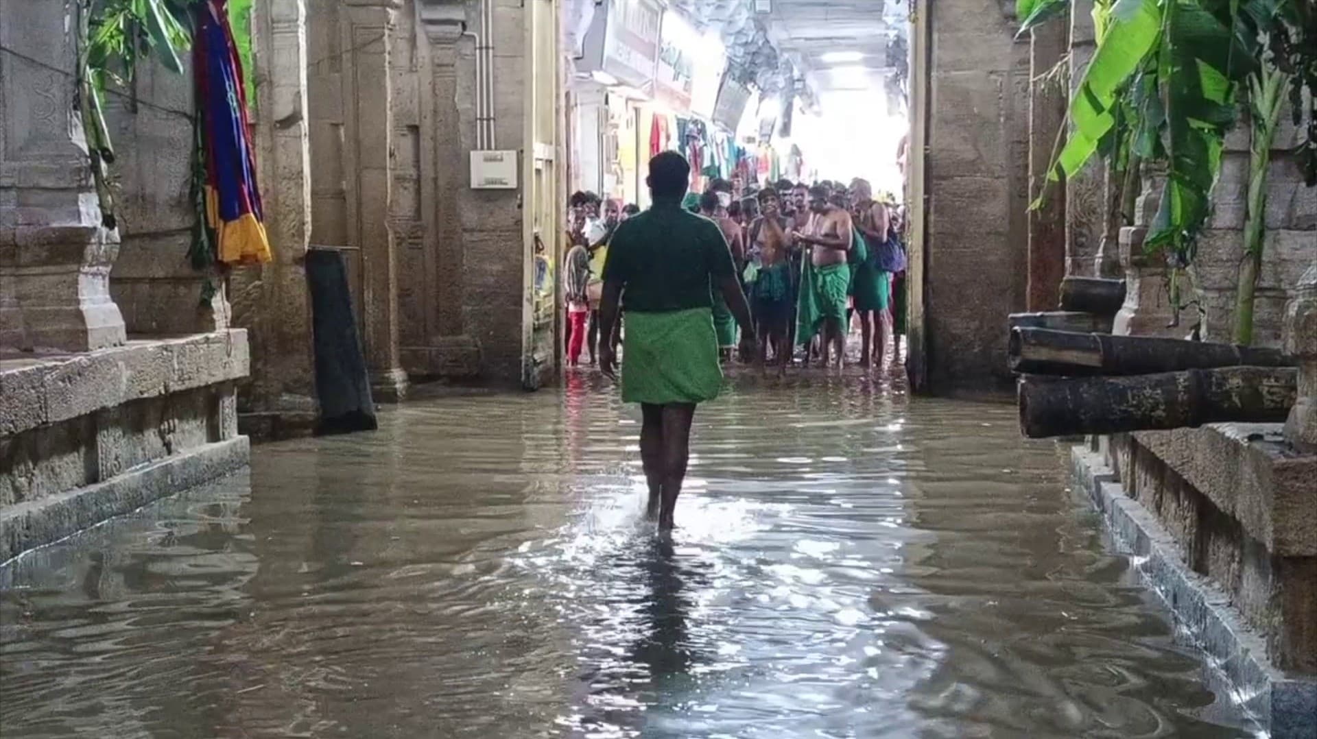 திருச்செந்தூரில் பெய்த கனமழையால் கோவிலுக்குள் புகுந்த வெள்ள நீர்.. சிரமத்தில் பக்தர்கள்
