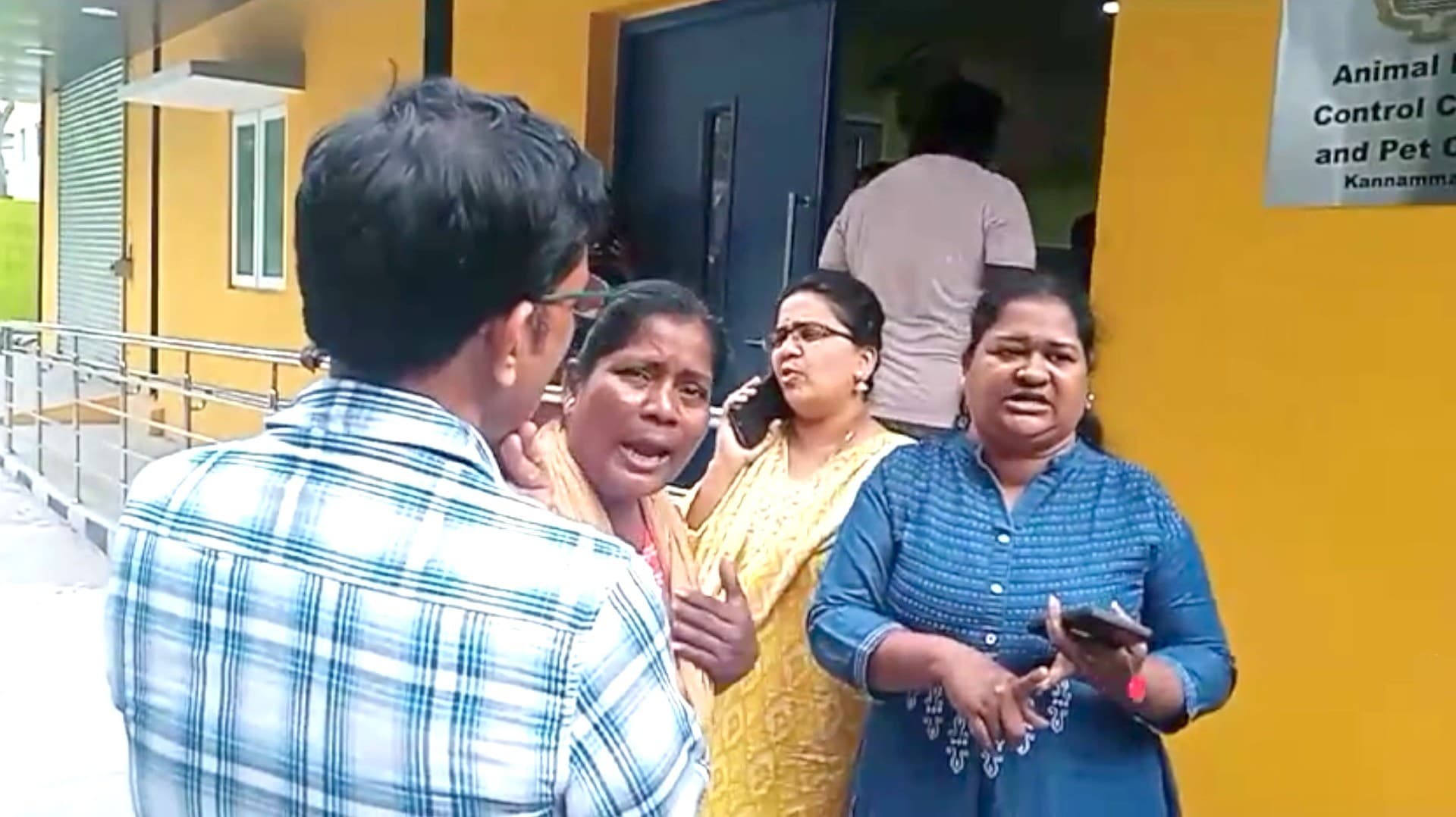 கருத்தடை சிகிச்சை பெற்ற நாய் இறந்ததாக புகார்.. கண்ணீர் மல்க உரிமையாளர்கள் வாக்குவாதம்
