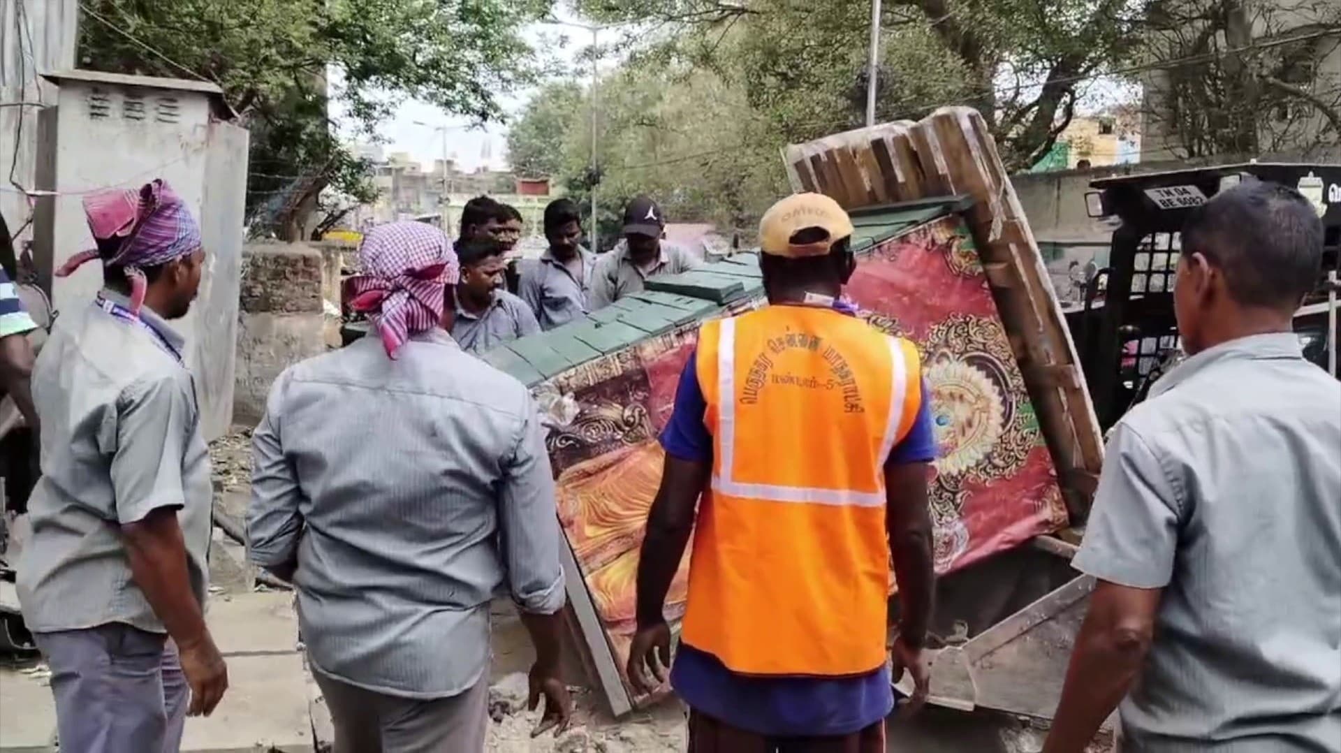 கல்வி நிறுவனங்களுக்கு அருகே உள்ள நடைபாதை ஆக்கிரமிப்புகள் அகற்றிய சென்னை மாநகராட்சி