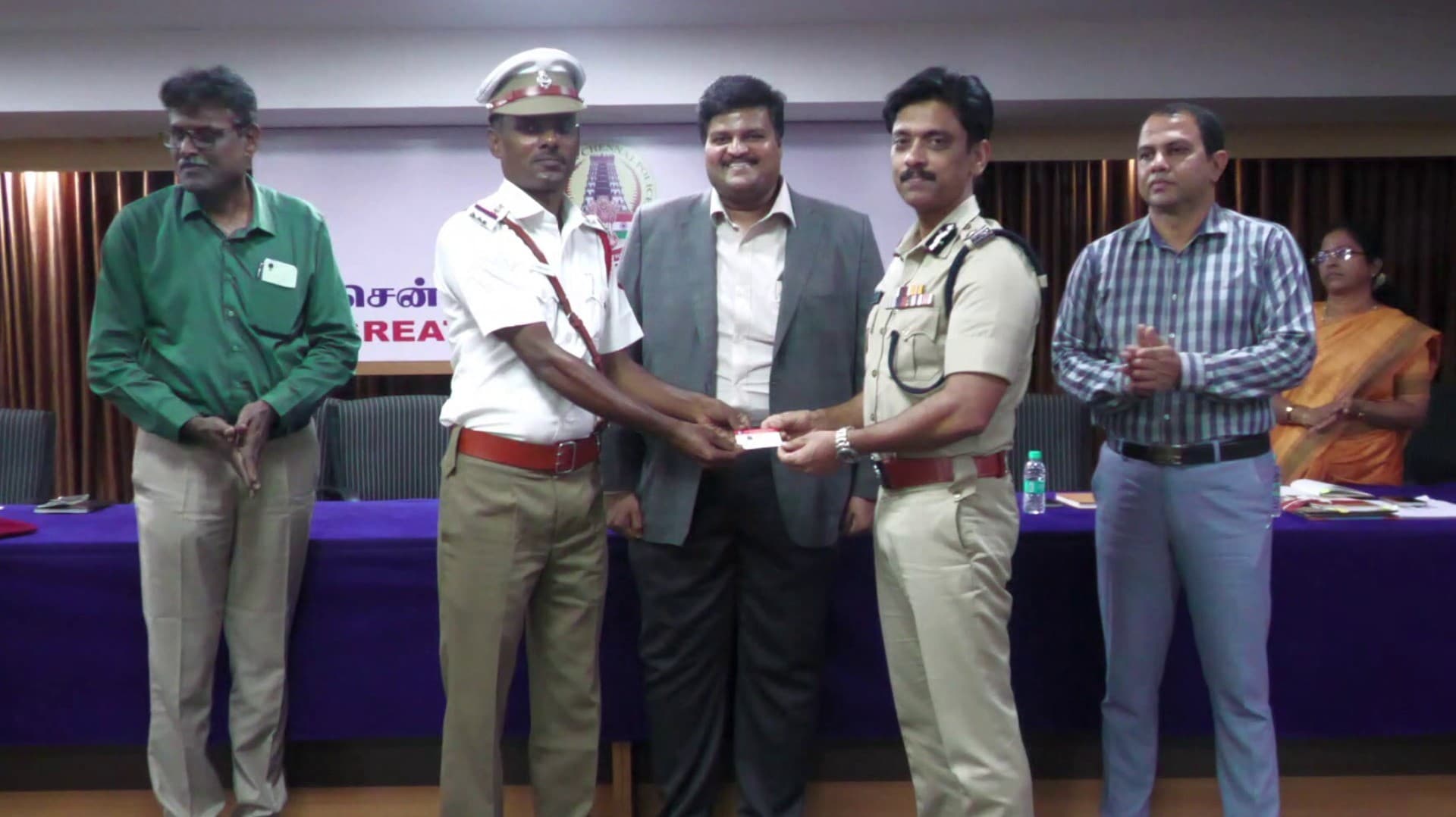 சென்னை மாநகர பேருந்துகளில் பயணிக்க காவலர்களுக்கு அடையாள அட்டை வழங்கினார் காவல் ஆணையர் அருண்