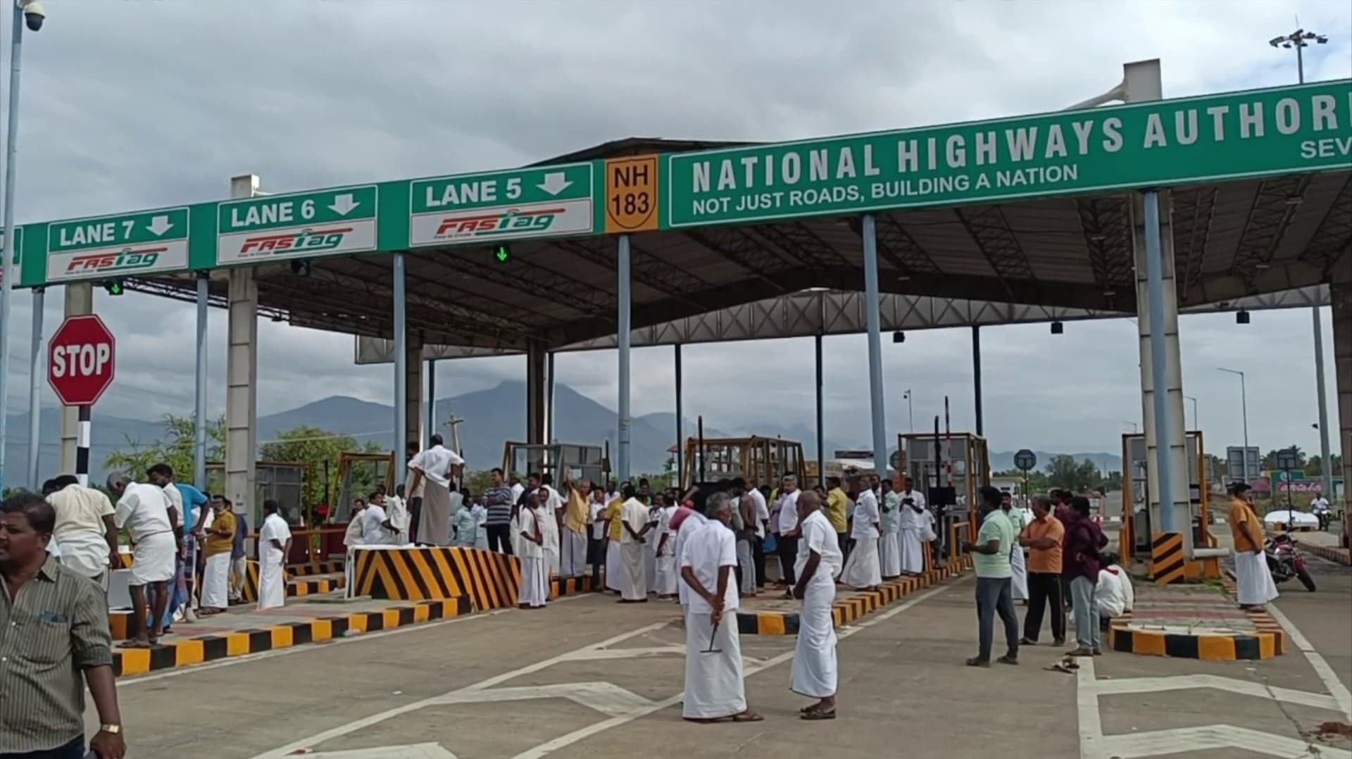 4 வழிச்சாலை பணிகளை முழுமையாக முடிக்காமல் திறக்கப்பட சுங்கச்சாவடியை சூறையாடிய பொதுமக்கள்