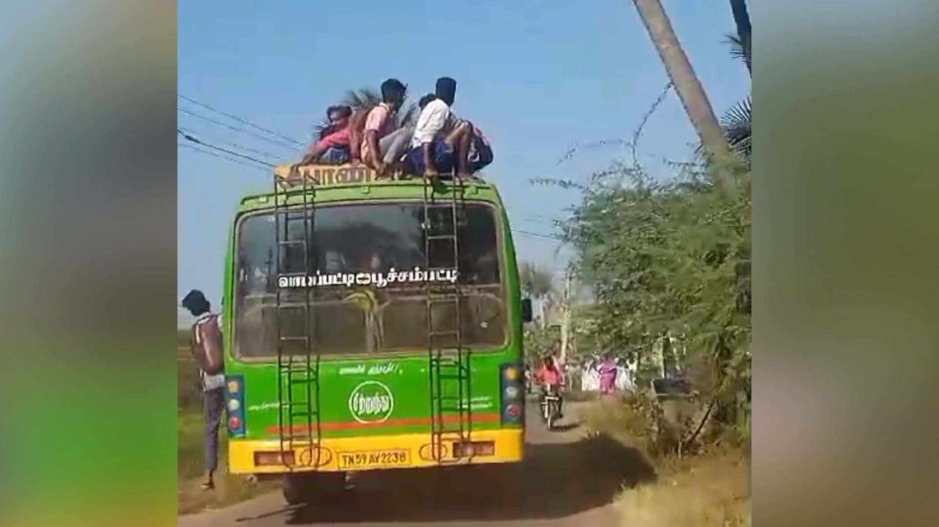 மினி பேருந்தின் மேற்கூரையில் அமர்ந்து ஆபத்தான முறையில் பயணம் செய்த மாணவர்கள்