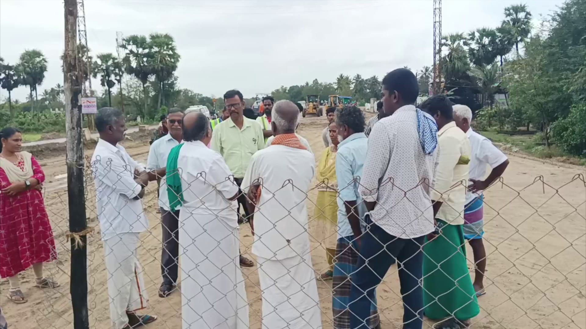 கம்பிவேலி அமைத்து 4 வழிச்சாலை பணியை தடுத்து போராட்டத்தில் ஈடுபட்ட விவசாயிகள்