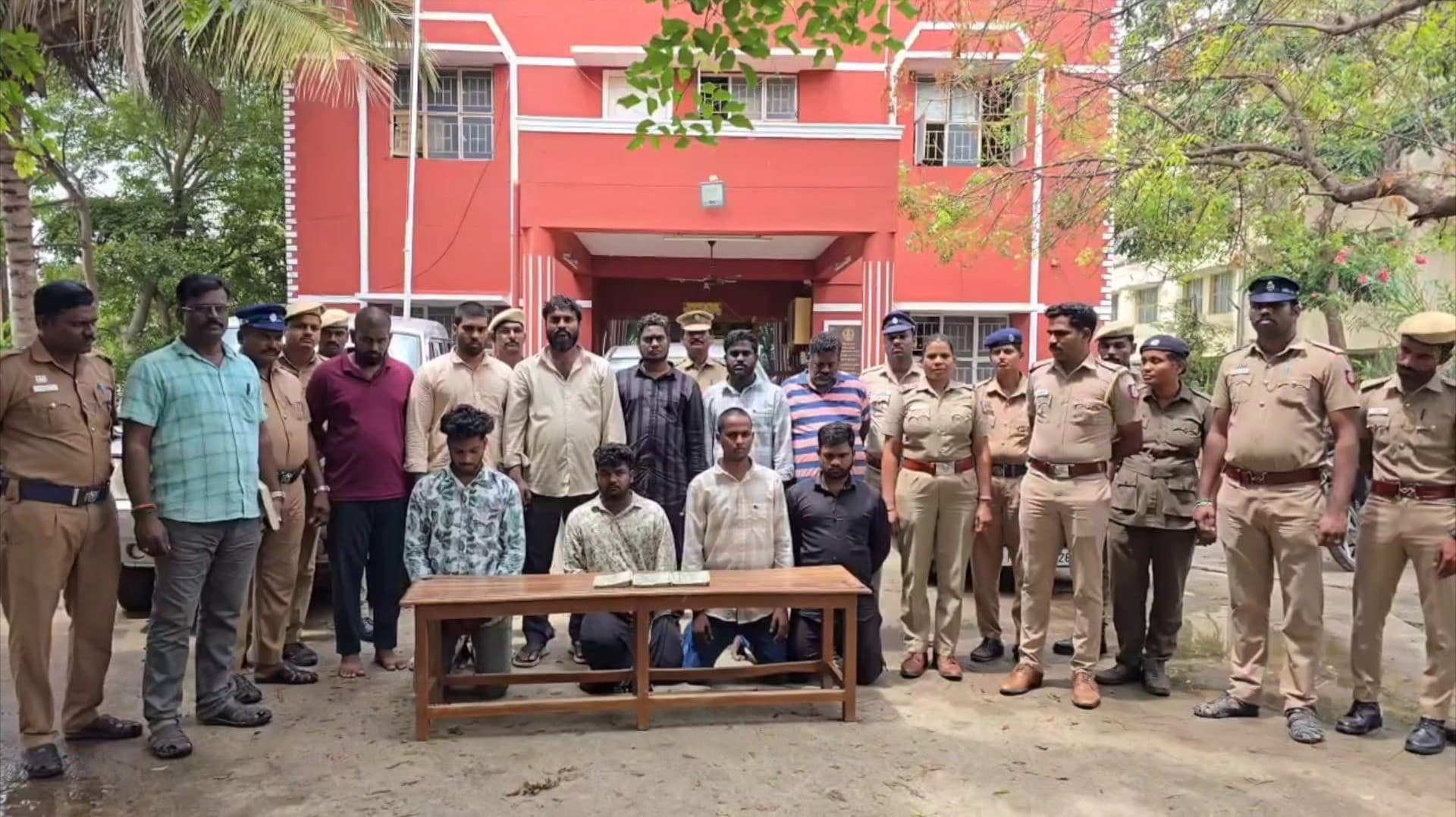 ரூ.6 லட்சம் பணம் கேட்டு, காரில் கடத்தி ரவுடி படுகொலை