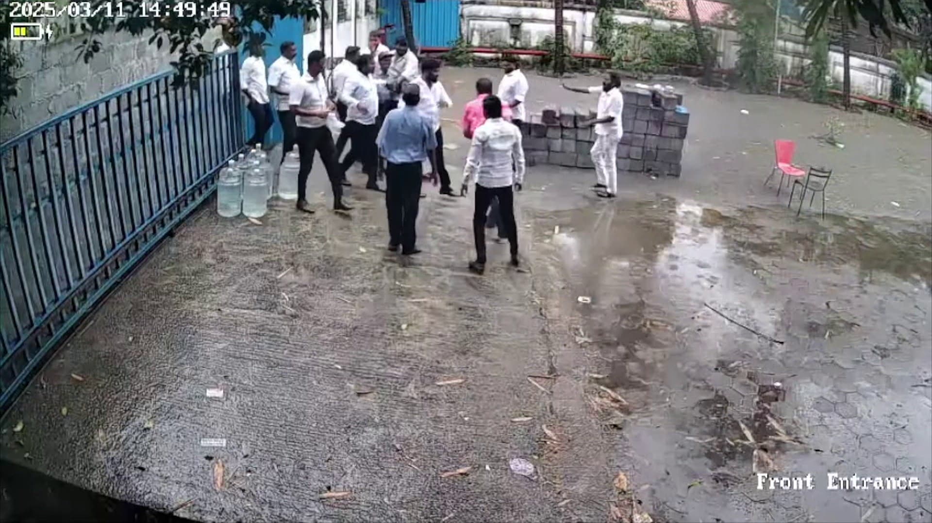தனியார் நிறுவனத்திற்குள் ஊழியர்களை தாக்கி, சி.சி.டிவி கேமராக்களை உடைத்த நபர்கள்