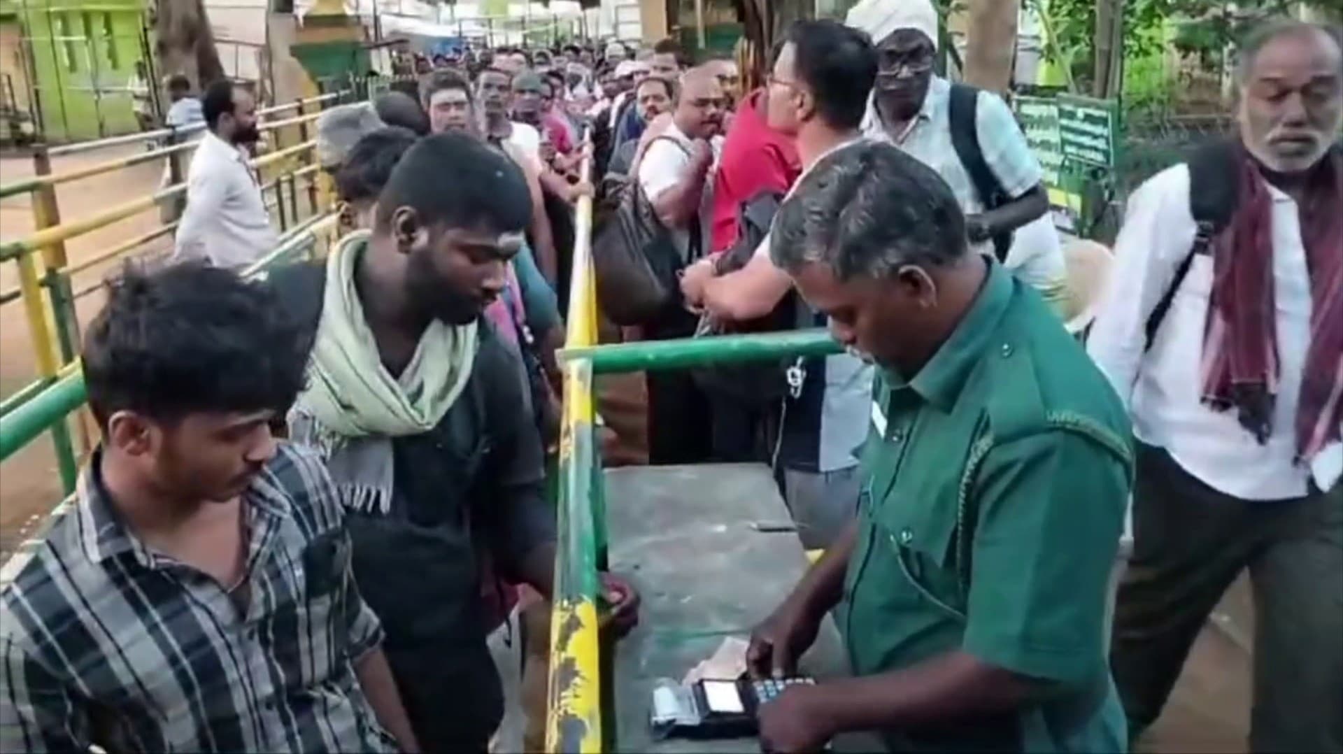 மாசி மாத பௌர்ணமியை முன்னிட்டு சதுரகிரி சுந்தர மகாலிங்கம் கோயிலில் குவிந்து வரும் பக்தர்கள்