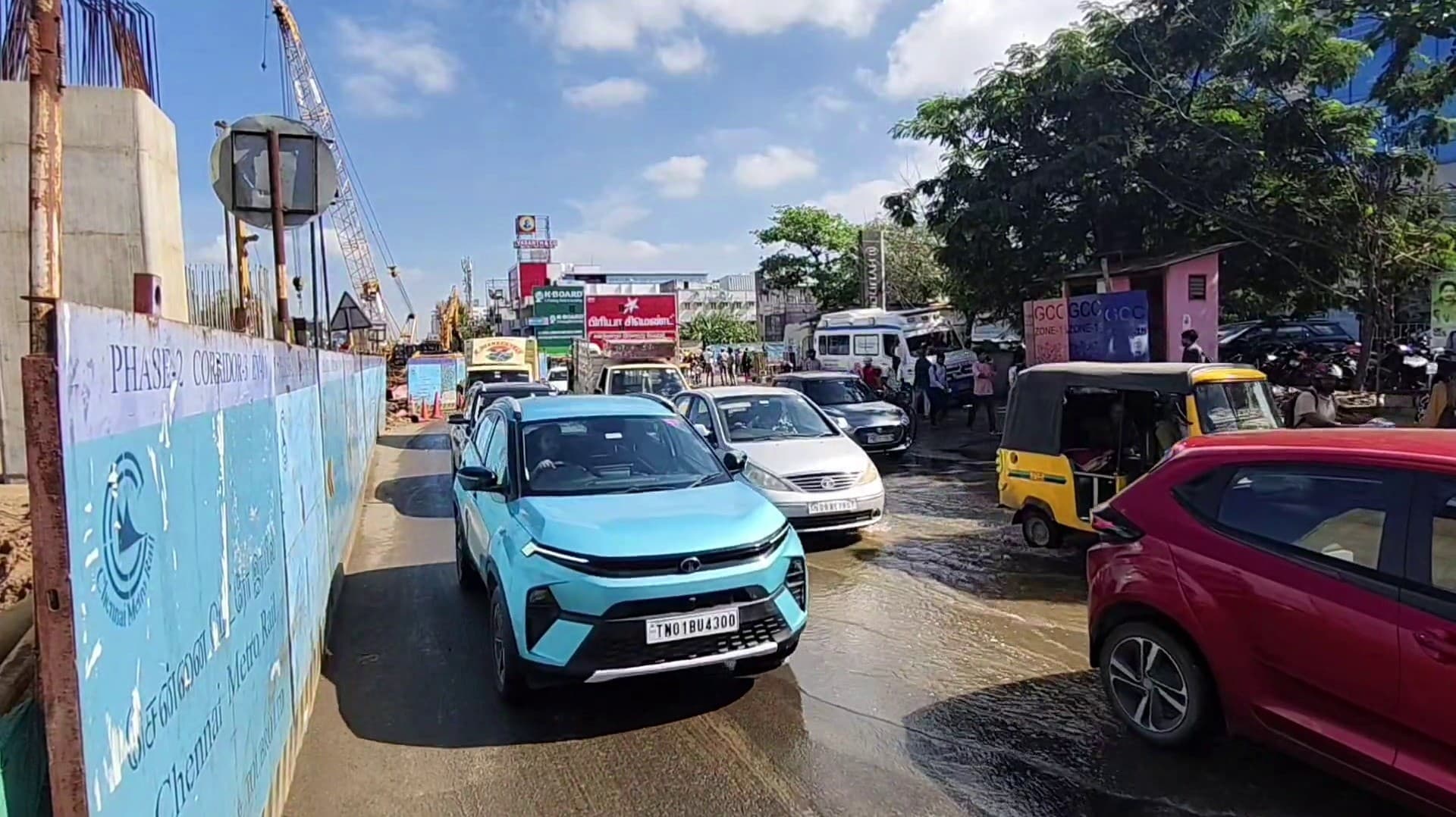 ஓ.எம்.ஆர். சாலையில் மெட்ரோ பணிக்காக பள்ளம் தோண்டியபோது குடிநீர் குழாயில் உடைப்பு
