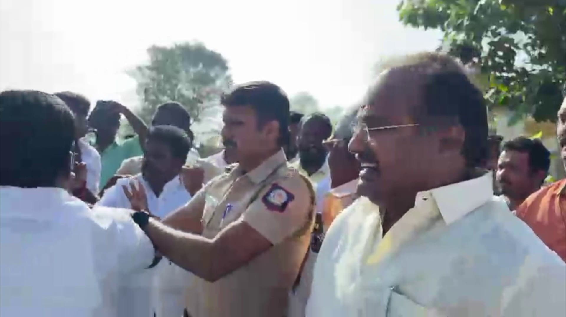 அரசுப்பள்ளியில் நபார்டு வங்கி நிதியில் கட்டப்படும் புதிய கட்டடங்களுக்கு பூமி பூஜையில் தள்ளுமுள்ளு