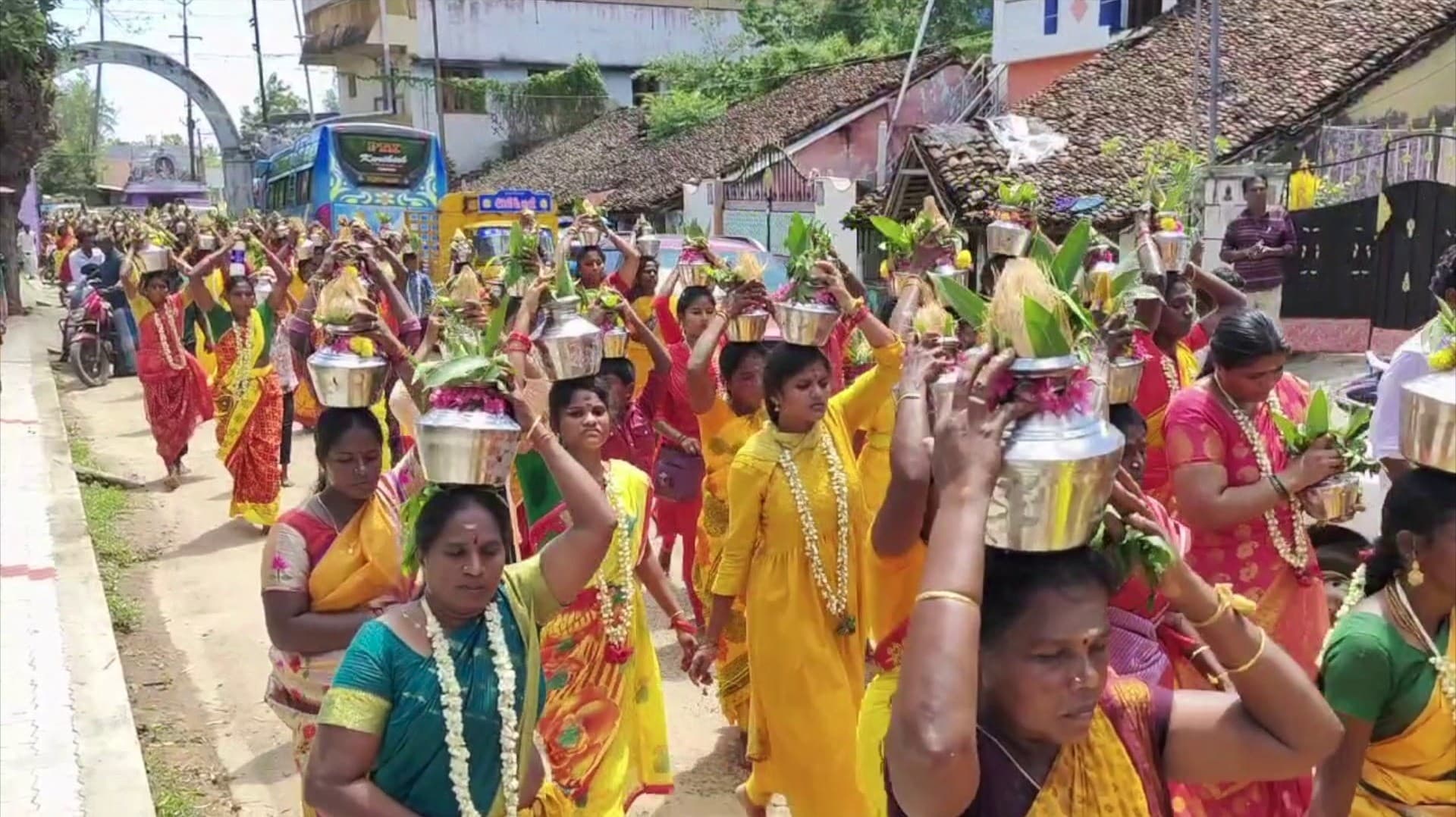 மாசி பெளர்ணமியை முன்னிட்டு அம்மனுக்கு அபிஷேகம்.. பால் குடத்தை சுமந்தபடி ஊர்வலமாக வந்த பெண்கள்