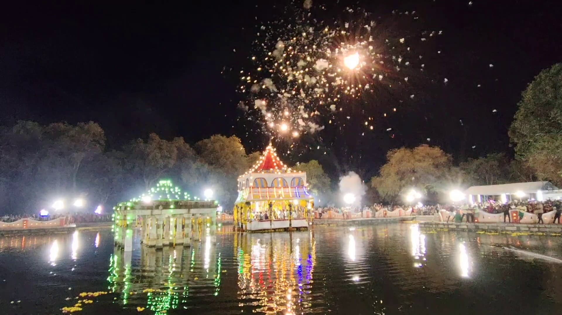 30 ஆண்டுகளுக்கு பிறகு வெகு விமரிசையாக நடந்த நச்சாடை தவிர்த்தருளிய சுவாமி கோயிலில் தெப்ப உற்சவம்