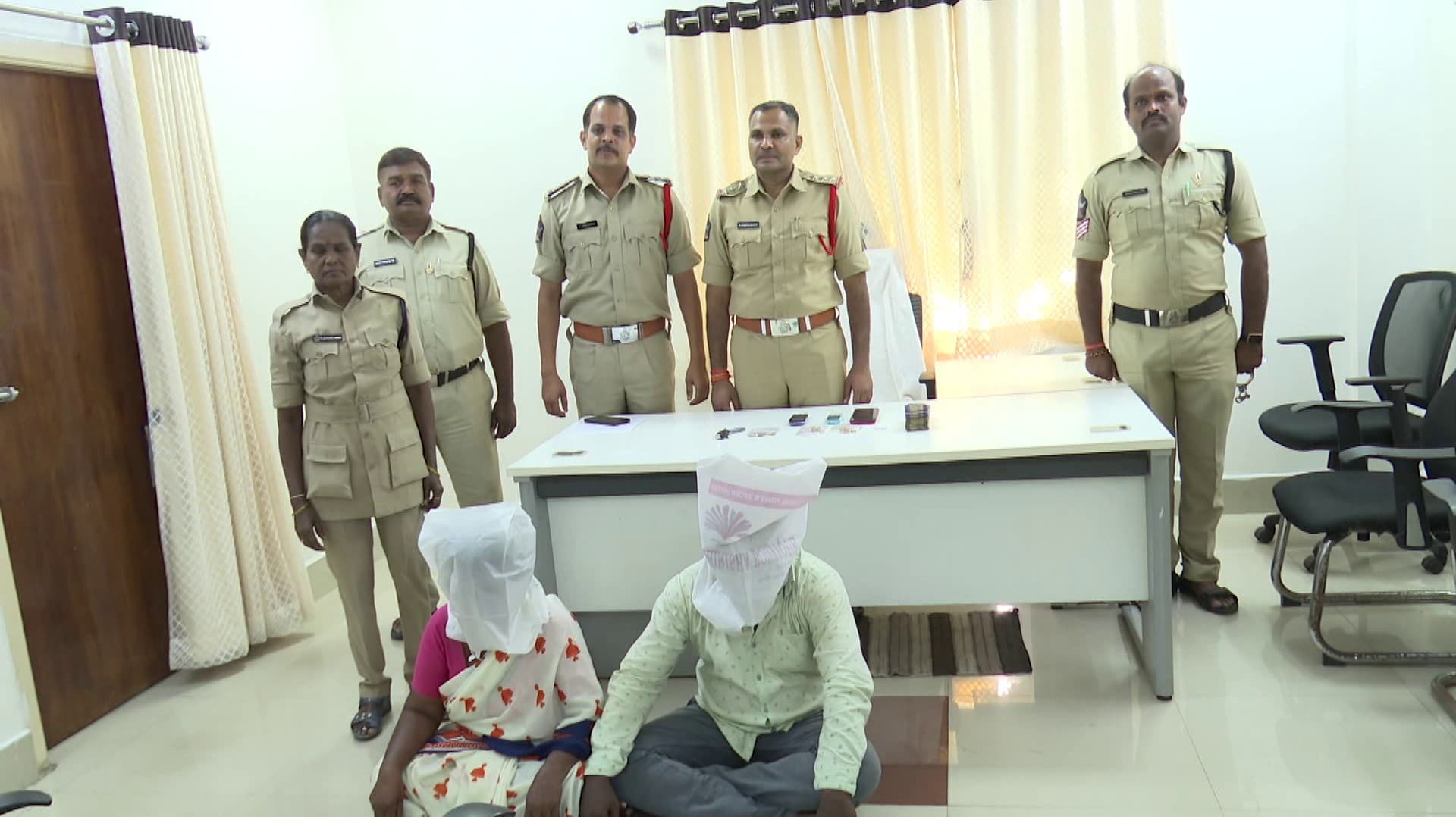 திருப்பதி கோயிலில் தனியாக இருக்கும் பெண்களை குறி வைத்து சித்தி-மகன் செய்த சம்பவம்