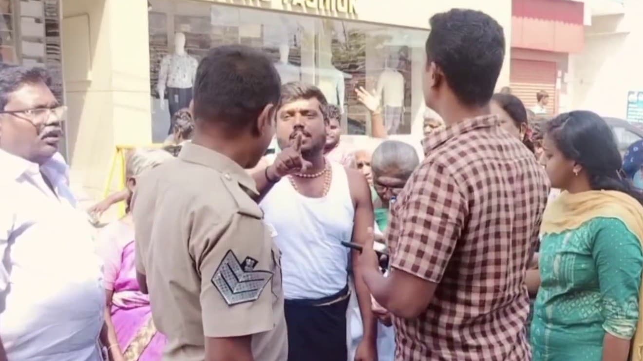 சட்டை கழற்றி விட்டு சாலைமறியல் ஈடுபட்ட தி.மு.க கவுன்சிலர்