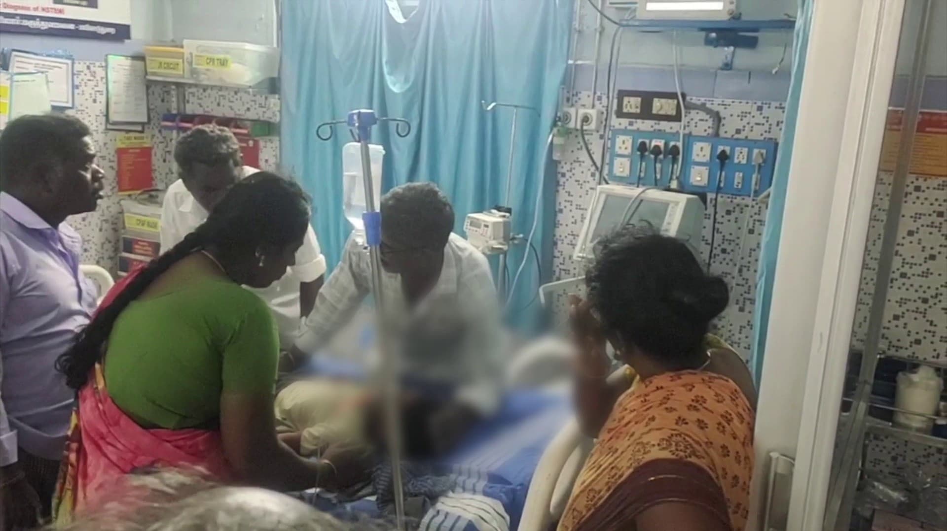 சாலையைக் கடக்க முயன்ற 5 வயது சிறுவன் மீது மோதிய பைக்..! நிற்காமல் சென்றவருக்கு வலை..