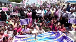 அரசு உதவி பெறும் கல்லூரிகளில் பணிபுரியும் ஆசிரியர்கள் சாலை மறியல் போராட்டம்