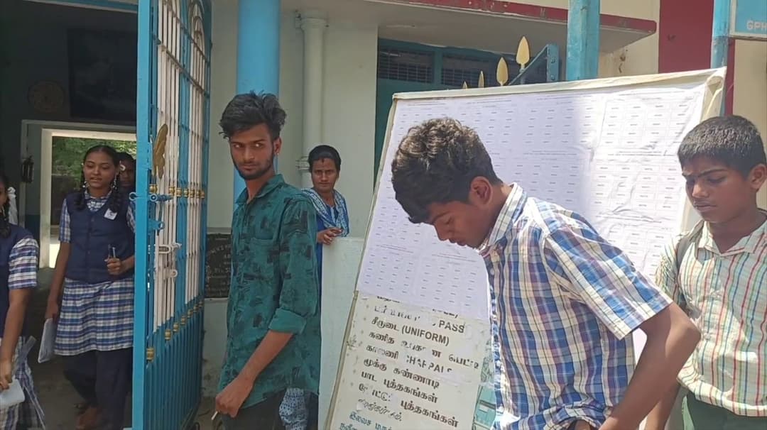 தந்தை இறப்பிலும் மனம் தளராமல் தேர்வு எழுதிய மாணாக்கர்கள்.. தமிழ்நாட்டில் அடுத்தடுத்து நடந்த சோக சம்பவம்