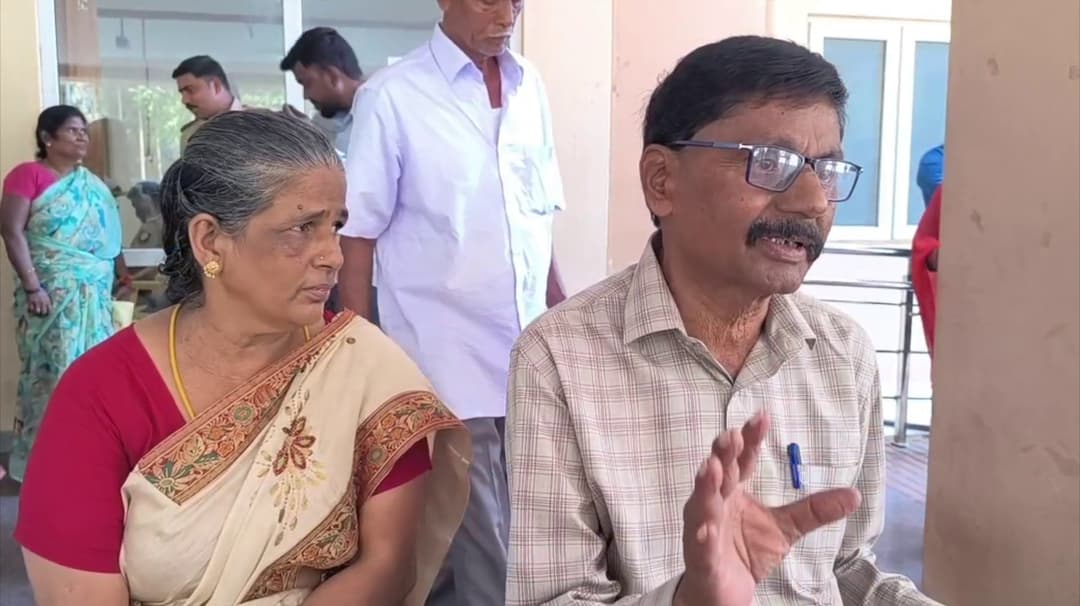 கோமாவில் உள்ள மகனை ஆம்புலன்சில் அழைத்து வந்து ஆட்சியரிடம் மனு அளித்த தாய்