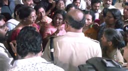 டாஸ்மாக் முறைகேடு பா.ஜ.க சார்பில் நடந்த போராட்டம்.. 6 மணிக்கு மேலும் பெண்களை விடுவிக்காதது குறித்து போலீசாருடன் வாக்குவாதம்