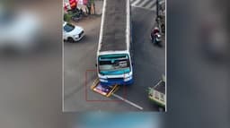 சிவகங்கை அருகே பேரிகார்ட் மீது மோதிய அரசு பேருந்து