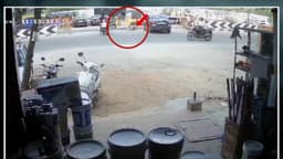 கார் மீது ஆட்டோ மோதி விபத்து.. வெளியான சிசிடிவி காட்சி