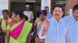 டாஸ்மாக் கடையில் முதலமைச்சர் உருவப்படத்தை ஒட்டியதாக பா.ஜ.க.வினர் கைது