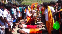7 மலைக்கிராம மக்கள் கொண்டாடிய திருவிழா காளைகளை தாண்டவிட்டு வேண்டுதல்