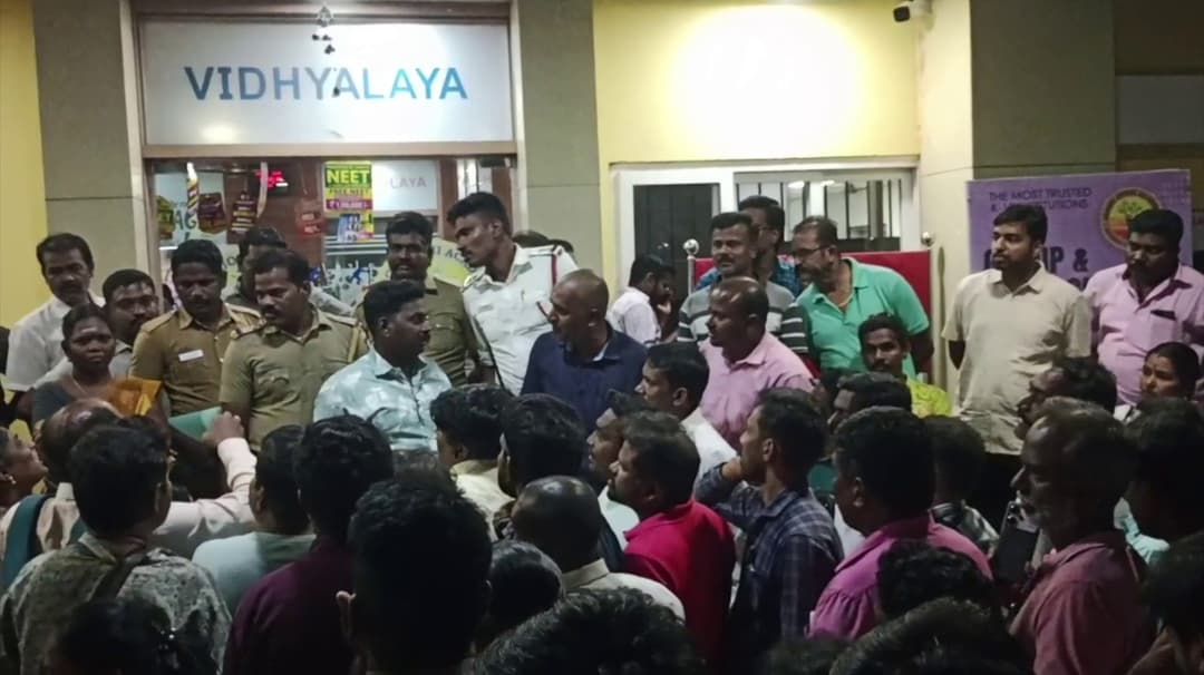 தனியார் பள்ளி மீது நடவடிக்கை எடுக்கக்கோரி பெற்றோர் போராட்டம்.. கூடுதல் கட்டணம் வசூல் என புகார்..