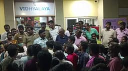 தனியார் பள்ளி மீது நடவடிக்கை எடுக்கக்கோரி பெற்றோர் போராட்டம்.. கூடுதல் கட்டணம் வசூல் என புகார்..