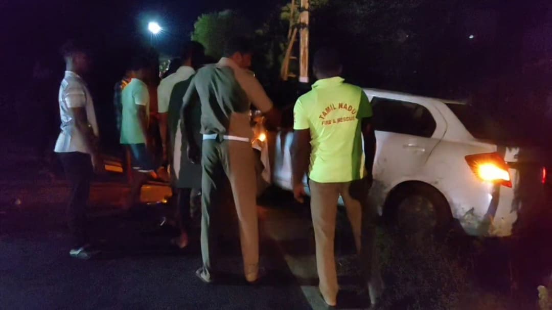 இருசக்கர வாகனம் மீது மோதி தலைகுப்புற கவிழ்ந்த கார்.. 2 பேர் உயிரிழப்பு..