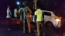 இருசக்கர வாகனம் மீது மோதி தலைகுப்புற கவிழ்ந்த கார்.. 2 பேர் உயிரிழப்பு..