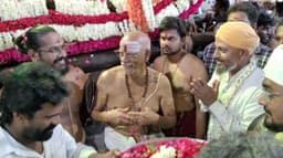 காஞ்சிபுரம் காமாட்சியம்மன் கோயில் புஷ்ப பல்லக்கிற்கு மலர் காணிக்கை செலுத்திய இஸ்லாமியர்கள்