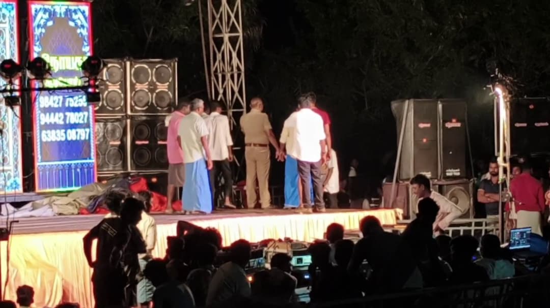 கோவில் திருவிழா ஆடல் பாடல் நிகழ்ச்சியில் தள்ளுமுள்ளு..! மேடை அருகே கூட்டம் திரண்டதால் நிகழ்ச்சி நிறுத்தம்