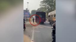 வாணியம்பாடி அருகே நிற்பதுபோல் வந்து விருட்டென சென்ற அரசுப் பேருந்து..! ஓட்டுநர், நடத்துநர் சஸ்பெண்ட்..!