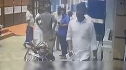 வீட்டு வரி வசூலிக்க கடப்பாறை, மண்வெட்டியுடன் சென்ற நகராட்சி ஊழியர்கள்..