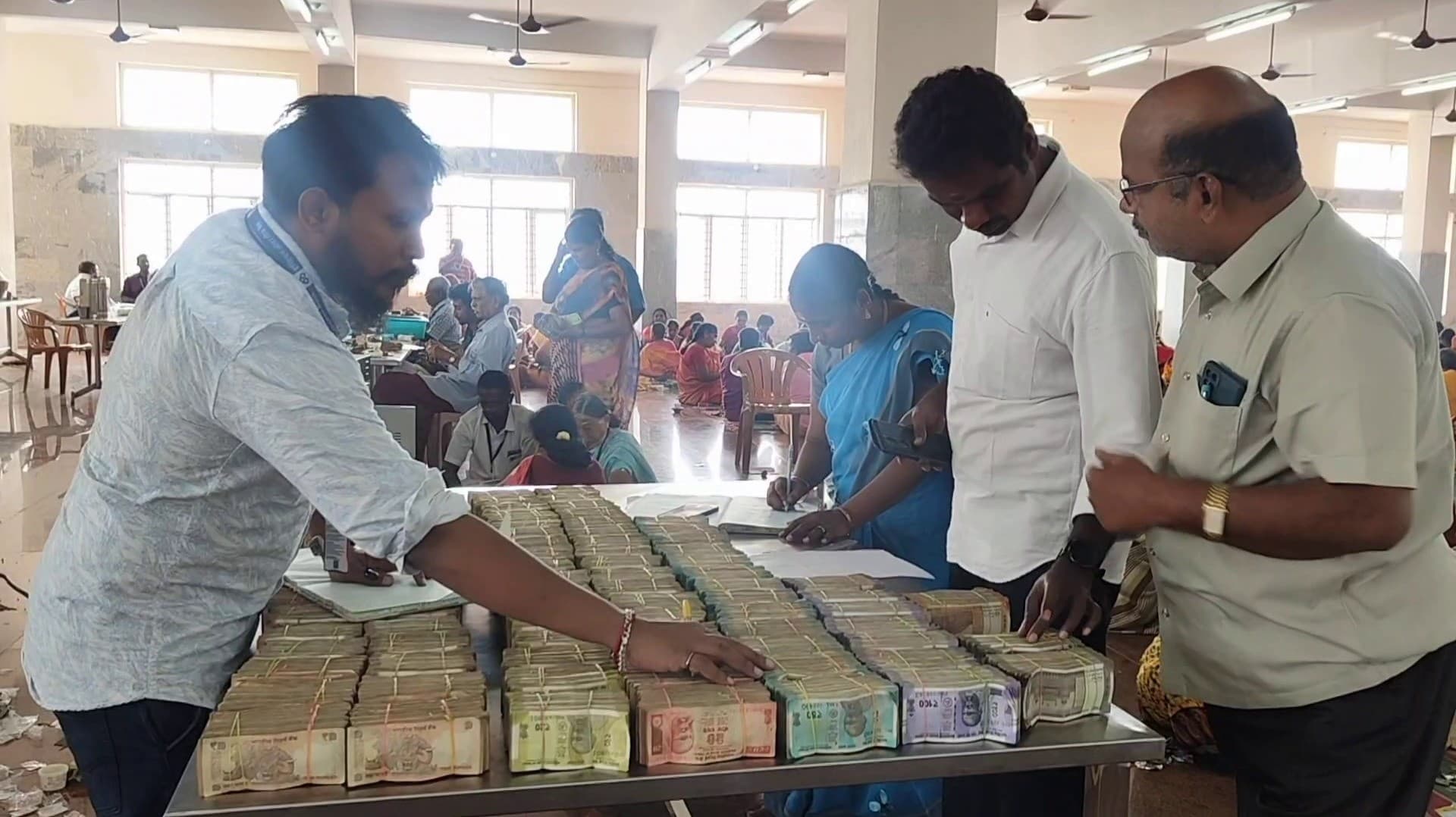 சமயபுரம் கோயிலில் 14 நாட்களில் ரூ.1.05 கோடி உண்டியல் காணிக்கை
