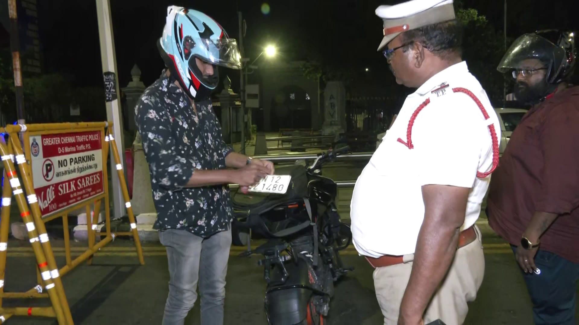காவல்துறையினரின் கட்டுப்பாட்டை மீறி மீண்டும் பைக் ரேஸ்.. சிசிடிவியில் சிக்காமல் இருக்க நம்பர் பிளேட்டுகளை மறைத்து சாகசம்