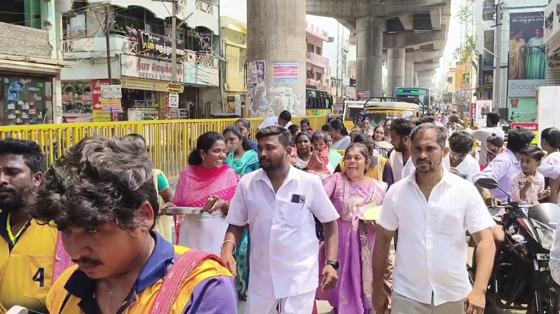 ஆவரங்காடு அரசு ஆரம்ப பள்ளியின் 50-ஆம் ஆண்டு விழா - கல்விச் சீர் கொண்டு வந்த முன்னாள் மாணவர்கள்
