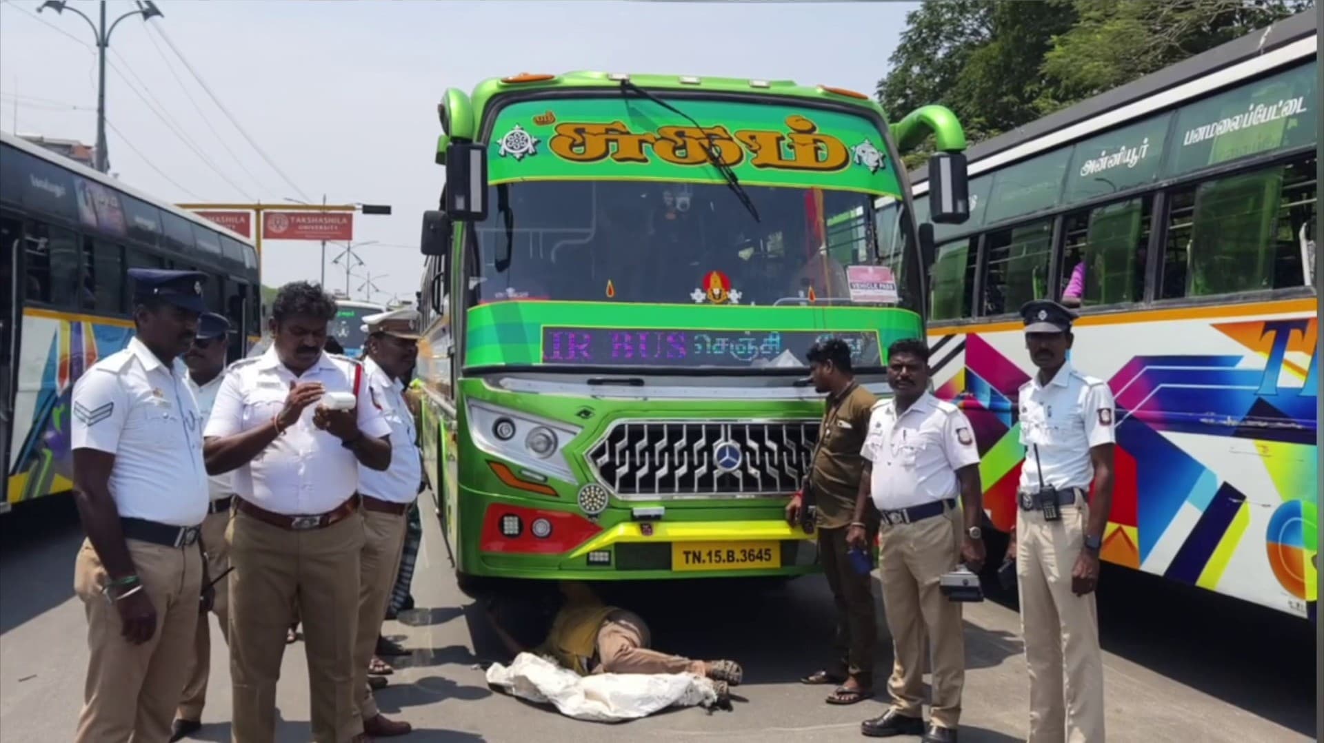 அதிக சத்தம் எழுப்பும் ஹாரன்களை அகற்றிய போலீசார் - தனியார் பேருந்து ஓட்டுநர்களுக்கு அபராதம்..