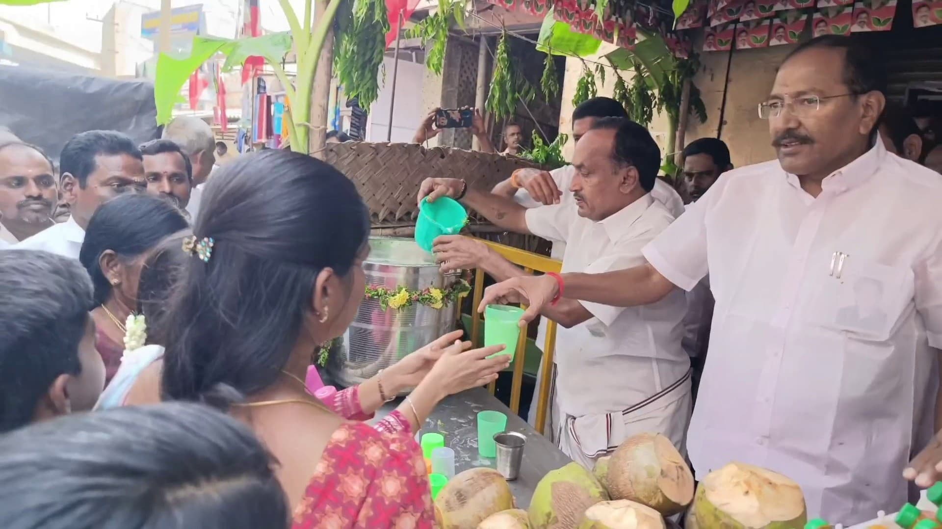 கோடை காலத்தையொட்டி    திறந்து வைத்த பேருந்து நிறுத்த பகுதியில் முன்னாள் அமைச்சர் தங்கமணி நீர் மோர் பந்தல்..!