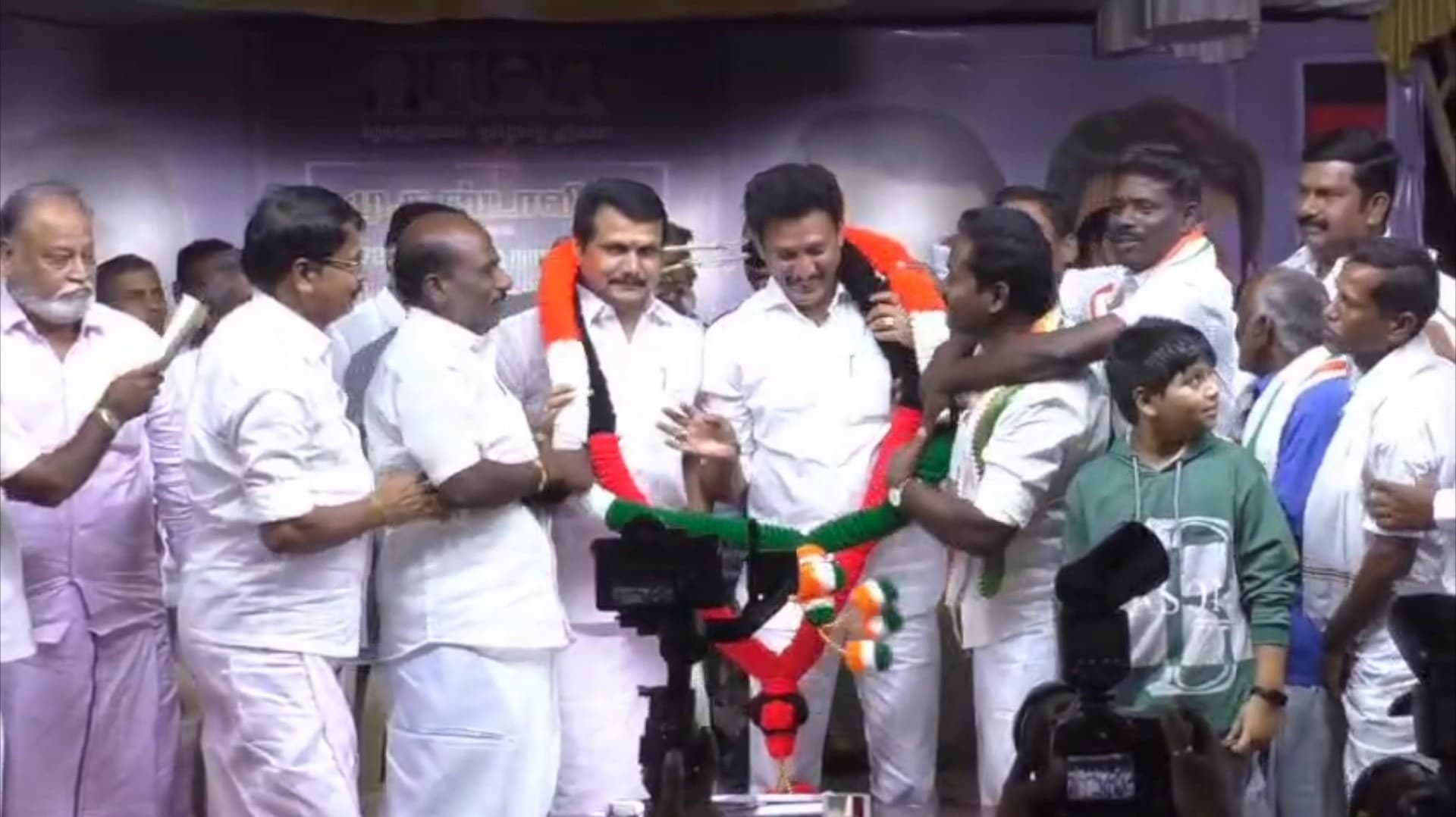 முதல்வரின்  பிறந்தநாள் விழாவை முன்னிட்டு நலத்திட்ட உதவிகளை வழங்கிய அமைச்சர்கள்