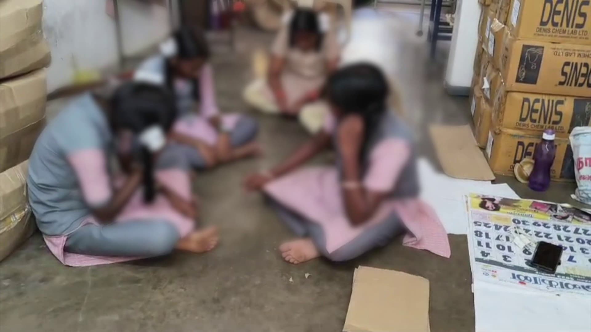 அரசுப் பள்ளியில் மாணவர்களை விரட்டி விரட்டி கொட்டிய தேனீக்கள்..! 20க்கும் மேற்பட்ட மாணவர்கள் மருத்துவமனையில் அனுமதி..!