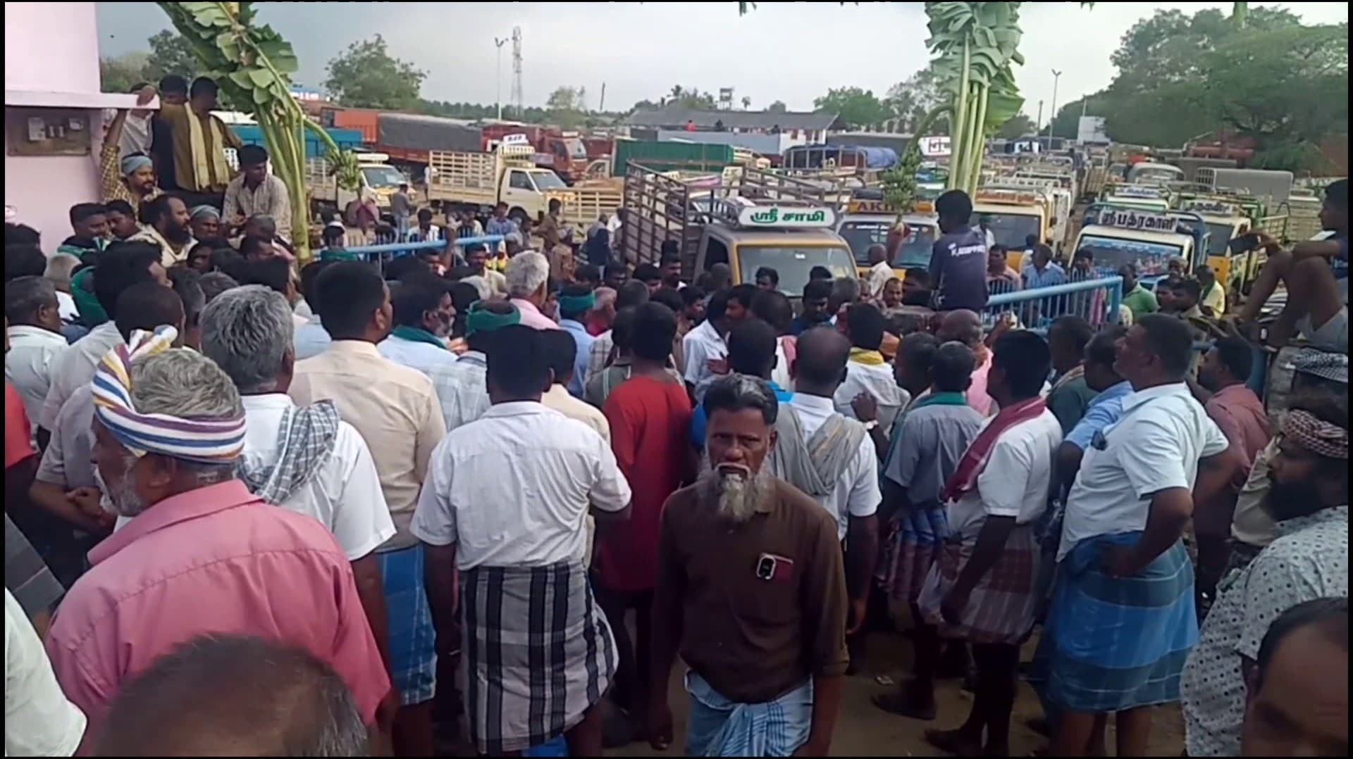 கரூர் அருகே மாட்டு சந்தையில் கூடுதல் சுங்கக்கட்டணம் கேட்டதால் பிரச்சனை