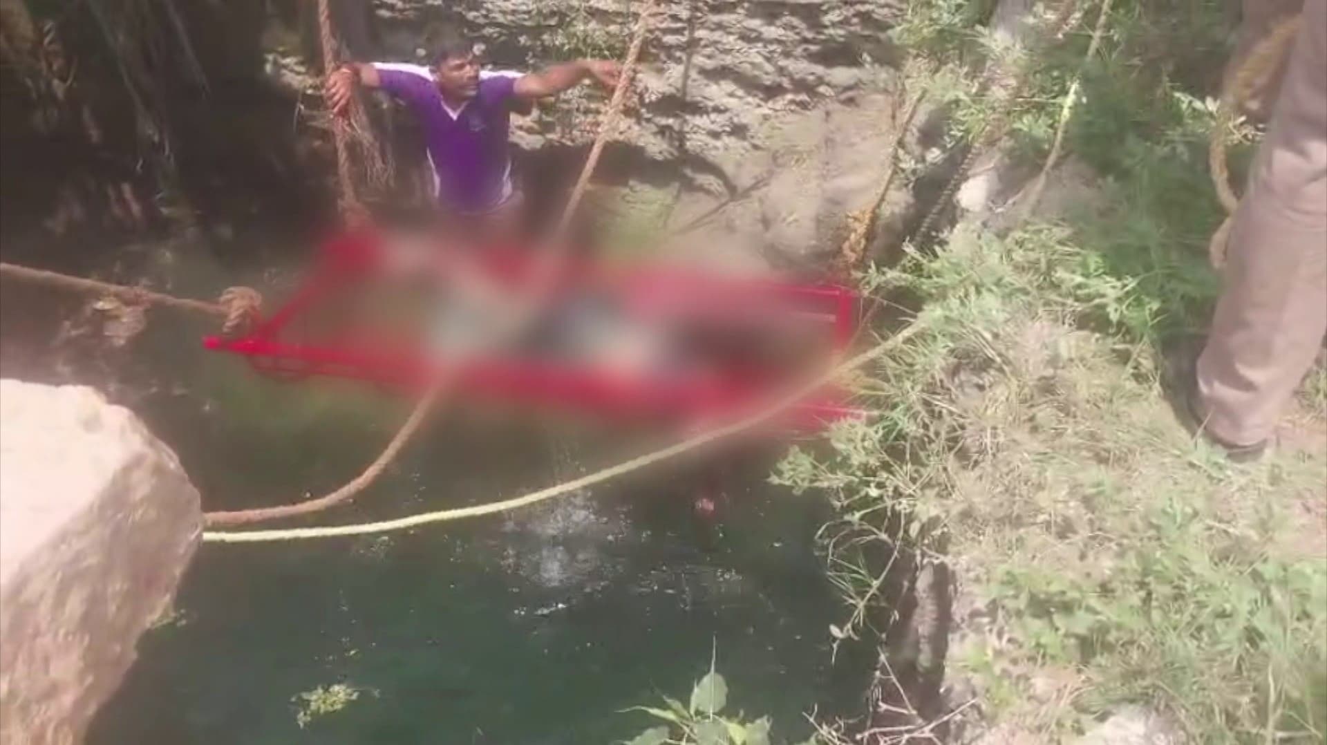 கிணற்றிலிருந்து ரத்தக் காயங்களுடன் 2 பெண் சடலம் மீட்பு
