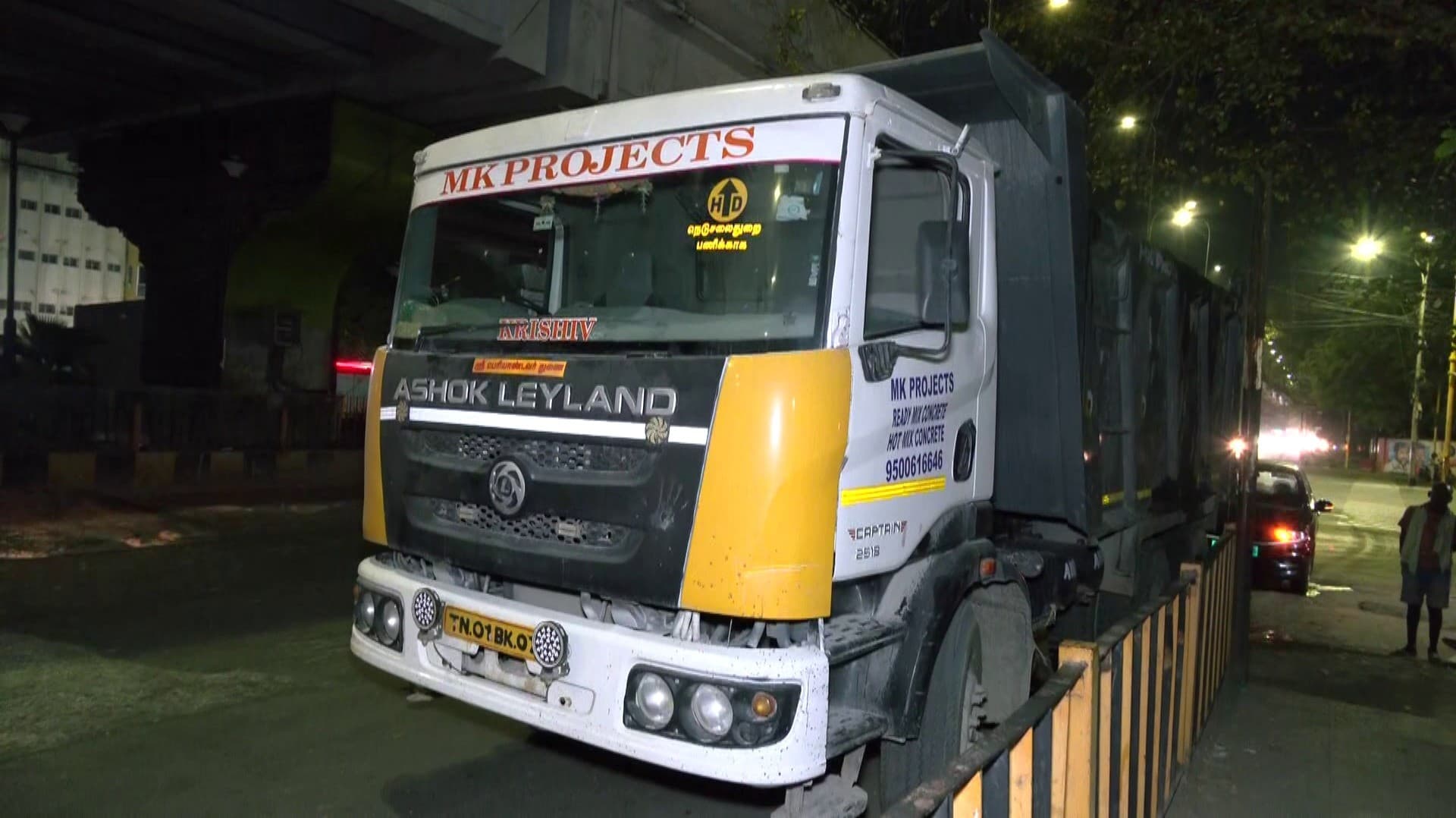 சென்னை அருகே நள்ளிரவில் லாரியிலிருந்து ஜல்லிக்கற்களுடன் கொட்டிய கழிவுநீரில் வழுக்கி விழுந்து விபத்துக்குள்ளான இருசக்கர வாகனங்கள்