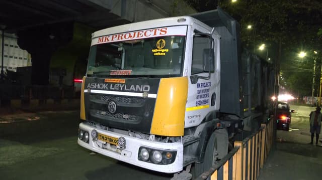 சென்னை அருகே நள்ளிரவில் லாரியிலிருந்து ஜல்லிக்கற்களுடன் கொட்டிய கழிவுநீரில் வழுக்கி விழுந்து விபத்துக்குள்ளான இருசக்கர வாகனங்கள்