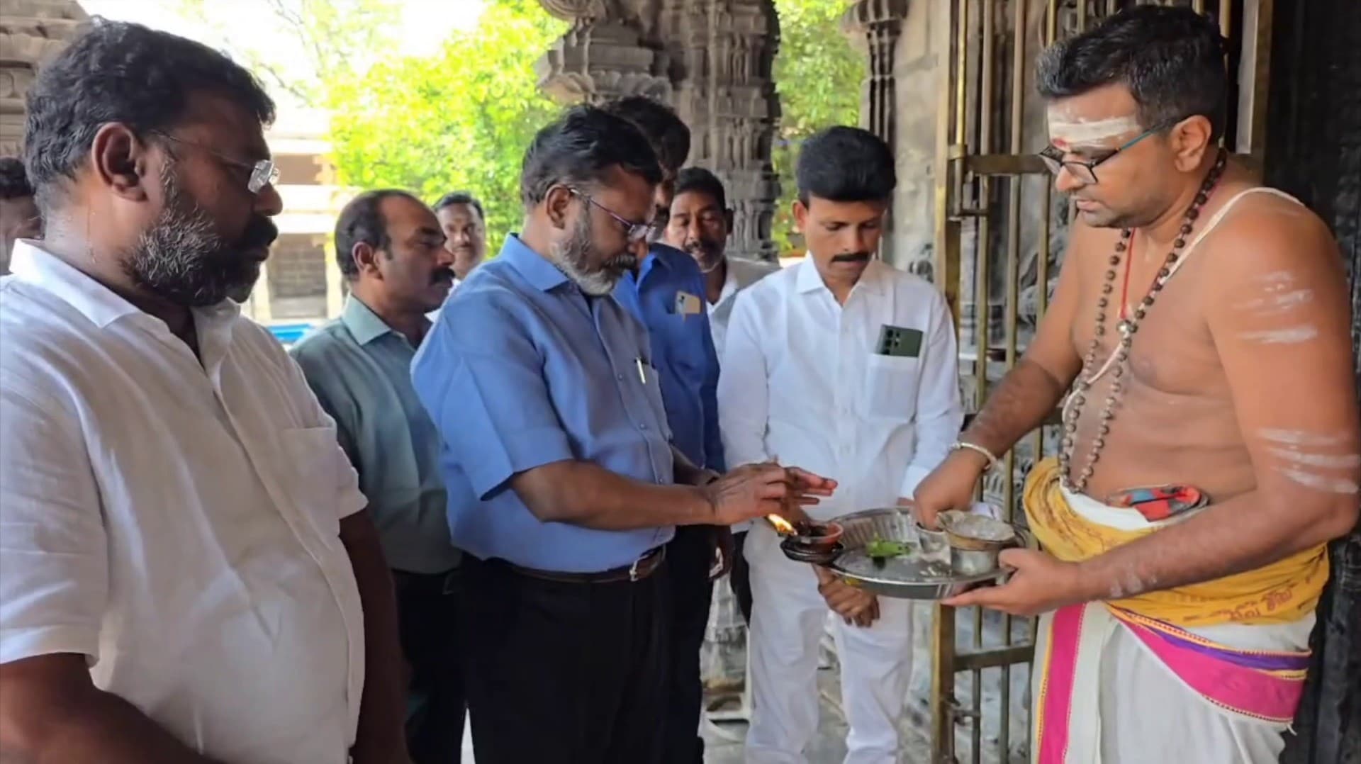 அண்ணாமலையார் கோவிலில் வி சி க தலைவர் தொல். திருமாவளவன் சாமி தரிசனம்